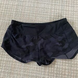 Lululemon speed up shorts 2.5 in low rise (black camo)